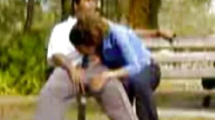 Elment megnézni egy barátja filmjét, és a kanos anyukája megbaszott otthoni szex video
