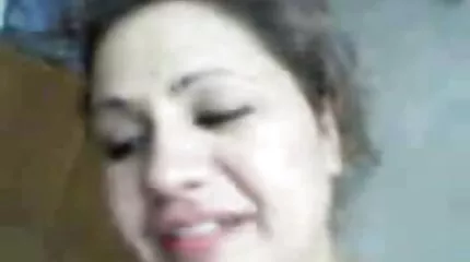 Az elkészült porno házi házi feladathoz a nővére barátnőjét biztatta fitt farkával.
