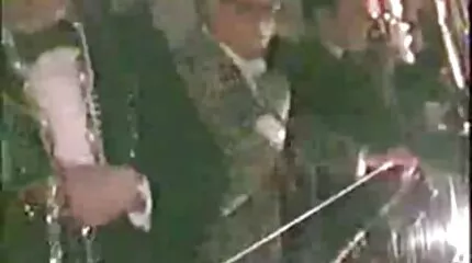Egy férfi megnyalja érett felesége amatőr házi piáját, és élvezettel csapkodja az ajkát.