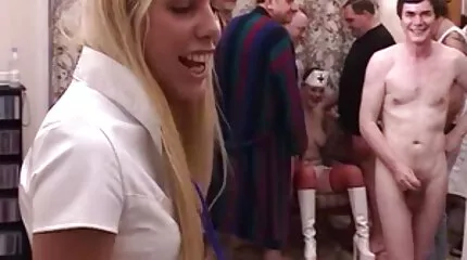 A lány hazi amator porno tudja, hogy nem szép, ezért beleegyezett egy csoportos szexbe négy férfival.