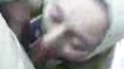 A cuki leeresztette a farmerét, hogy házi baszás mindkét lyukba befogja a farkat.