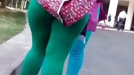Az engedelmes férj megnyalta felesége punciját otthoni sex videok és fenekét.