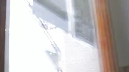 A felszarvazott férj megadta magát a felesége köcsögének egy barátjának, amatőr házi pornó aki megelégedett azzal, hogy csak szopjon.