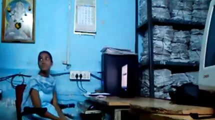 Mature hatalmas melleivel csábította el a srácot, amibe olyan csodálatos a háziszex farkat szúrni.