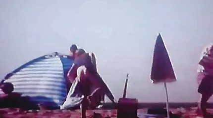 Woodman egy papuccsal amatőr házi seggbe rúgta a csajt, és odaadta Lyokha Maetny-nek, hogy végezzék el a végbélnyílását.