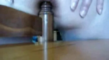Egy kéjes férfi elvitt egy szépséget az utcán, és hazi pornok hagyta, hogy beszívja kemény farkát az autóba.