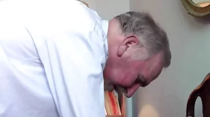 Az üzletasszony felvett egy asszisztenst, hogy legyen, amator hazi sex aki esténként a fenekébe tépje.