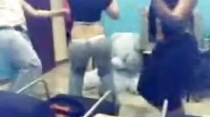A lányok felkapták a srácot, és elvonszolták a faszhoz, majd kirúgták amatőr házi sex video a faszból.