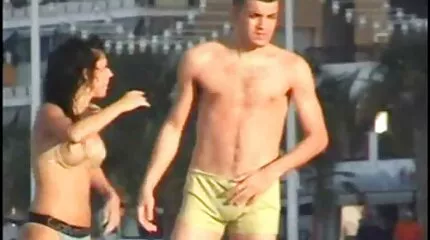Lenyűgöző lány nyaralni nem tesz mást, mint megköszöni dögös apukájának hazi sex videok a testét.