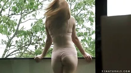 A férj beleegyezett abba, hogy amatőr házi pornó videók a fekete férfi megbaszta lédús fiatal feleségét.