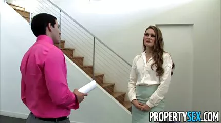 Egy fiatal szőke szopás után házi maszti azt kérte, hogy a kamera előtt szarják a puncijába.