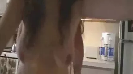 Egy amatőr házi szex videók aranyos ázsiai lány nyikorgott a farka alatt, mint az egér.