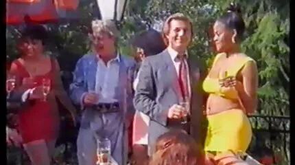 Egy hazi sex fiatal nő leggingsben két tagot szolgált ki egyszerre egy pornó castingon.