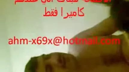 Lépésről lépésre kifeszíti felesége keskeny seggét, hogy öntsön bele egy házi szex videók kis spermát.