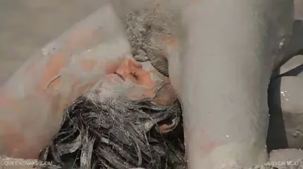 A diák a panorámaablak közelében állva megdörzsölte a csiklóját, házi amatőr hogy elérje az orgazmust.