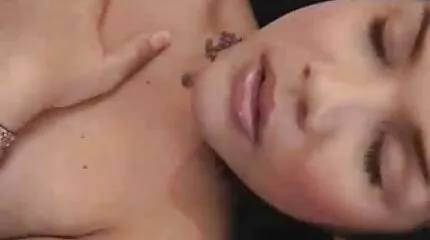 Az úrnőt csak az erősíti házi szex videók meg, ha egy kemény farkú szakállas férfit ural.