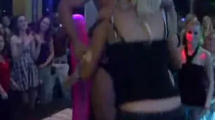 A fiú házi szex videók egy ostoba diákot készít fel a vizsgára egy farka segítségével.