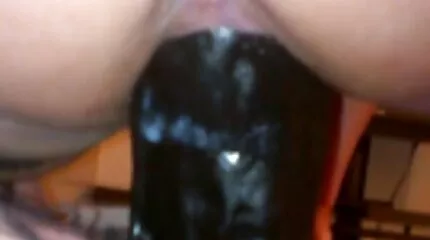 Egy fiatal erotikus regényíró házi pornó videók úgy dönt, hogy aláveti magát a kemény anális szexnek.