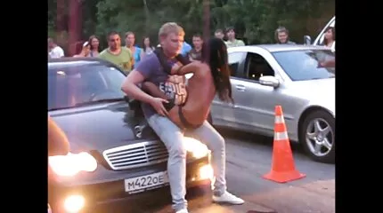 Forró videót készített egy srácnak a házi szexvideók munkahelyén, ujjait nedves puncijába dugta, és gyorsan kirántotta.